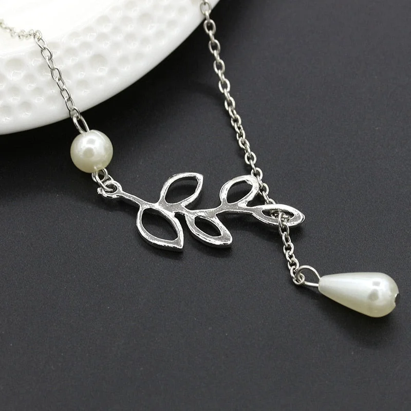 Women's gemstone necklaces-Lovely Leaves Lariat Pearl Necklace