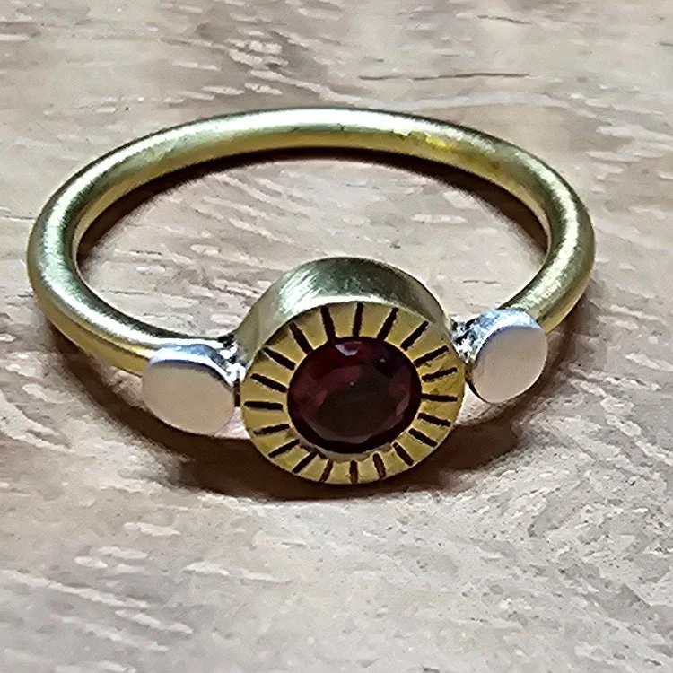 Women's elegant rings-RING BRASS BEZEL SILVER DOTS GARNET