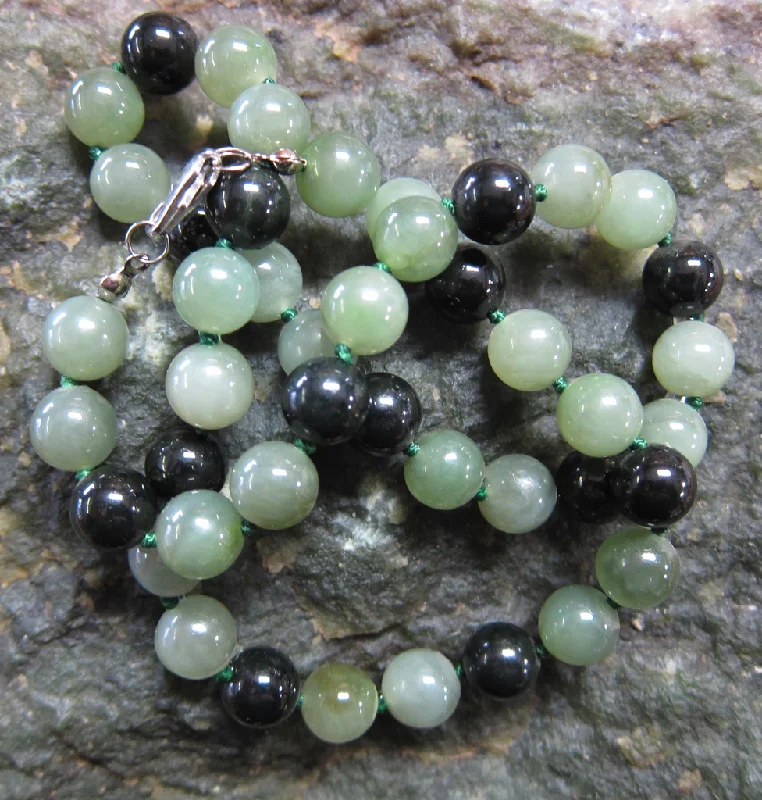 Women's Christmas necklaces-Black and Green jade beaded necklace, 20”